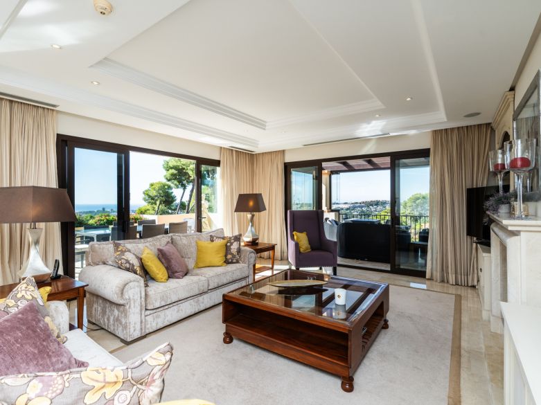 Panoramic Luxury Above Aloha – Stunning South-West Apartment