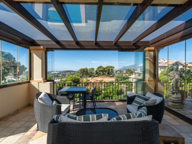 Panoramic Luxury Above Aloha – Stunning South-West Apartment