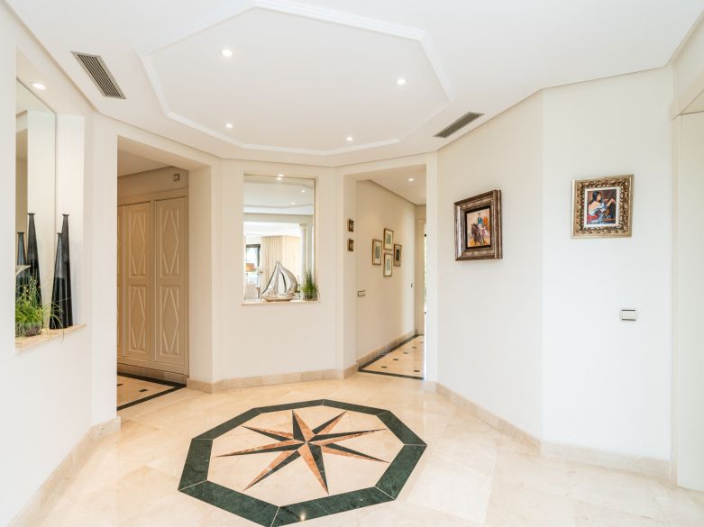 Panoramic Luxury Above Aloha – Stunning South-West Apartment