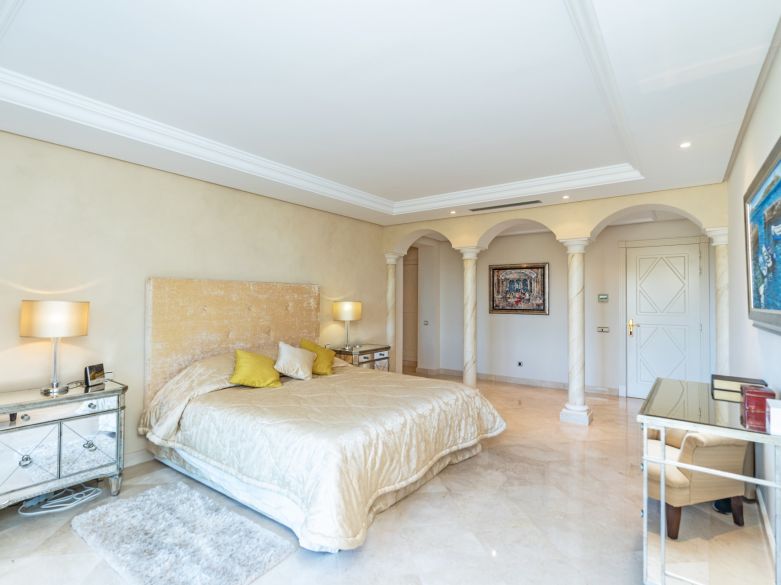 Panoramic Luxury Above Aloha – Stunning South-West Apartment