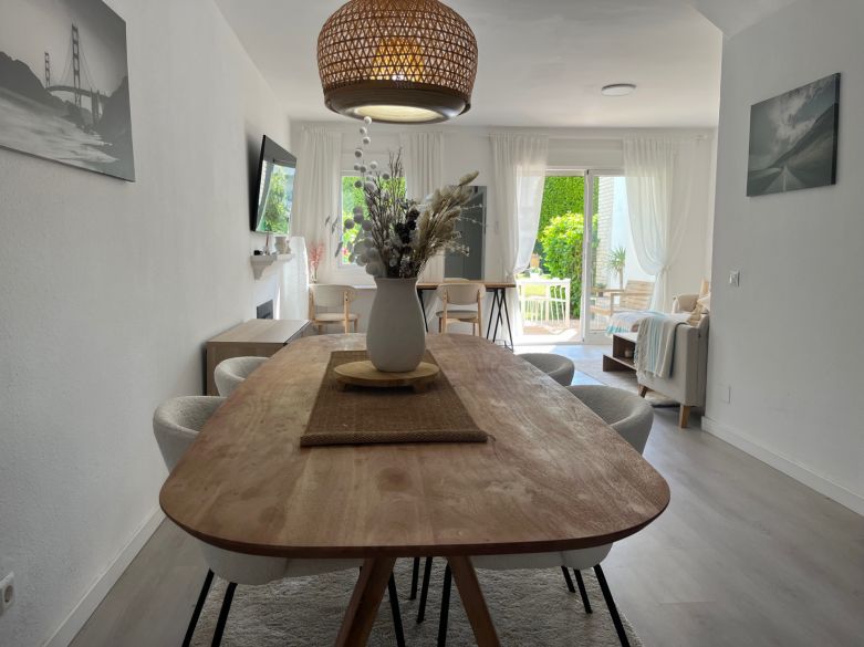 Discover this bright and inviting three-bedroom, two-bathroom duplex in Nueva Andalucía