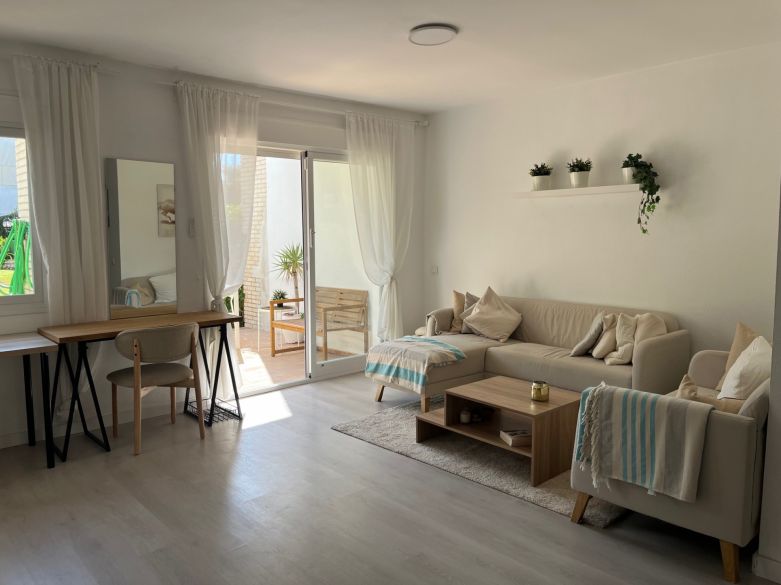 luminoso y acogedor dúplex de tres dormitorios y dos baños en Nueva Andalucía