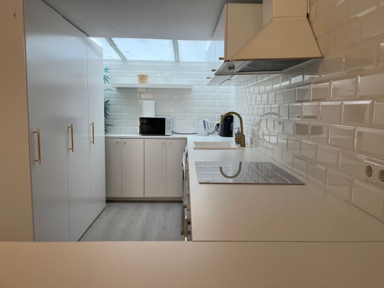 luminoso y acogedor dúplex de tres dormitorios y dos baños en Nueva Andalucía