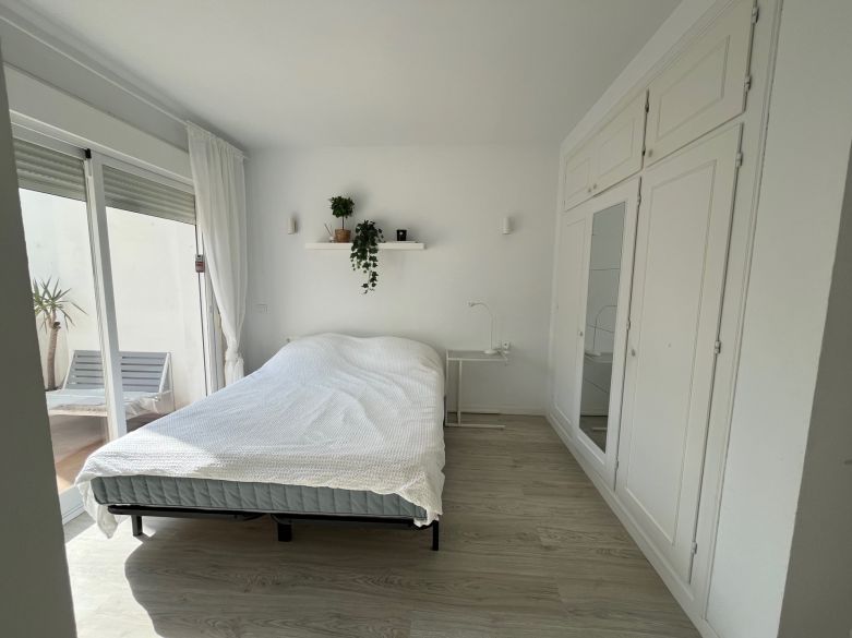 luminoso y acogedor dúplex de tres dormitorios y dos baños en Nueva Andalucía