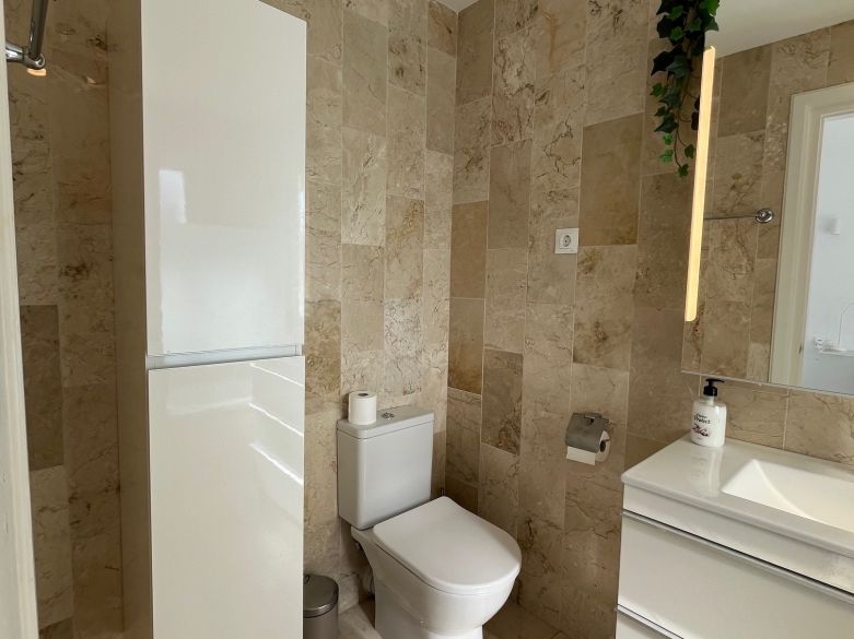 luminoso y acogedor dúplex de tres dormitorios y dos baños en Nueva Andalucía