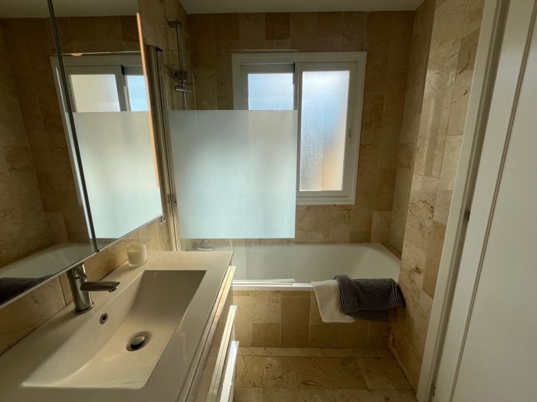 luminoso y acogedor dúplex de tres dormitorios y dos baños en Nueva Andalucía