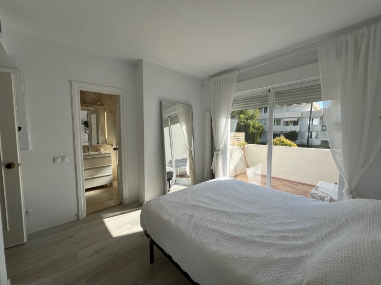 luminoso y acogedor dúplex de tres dormitorios y dos baños en Nueva Andalucía