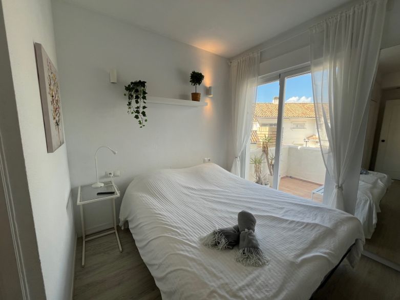 luminoso y acogedor dúplex de tres dormitorios y dos baños en Nueva Andalucía