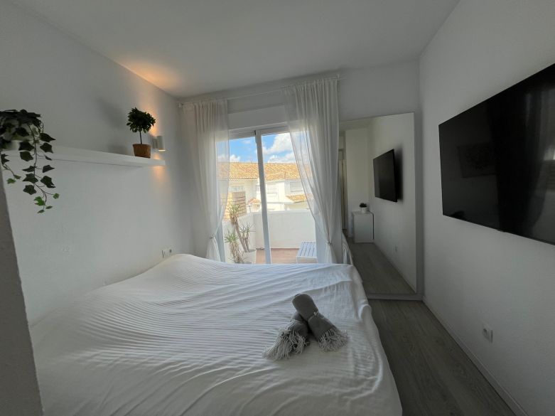 luminoso y acogedor dúplex de tres dormitorios y dos baños en Nueva Andalucía