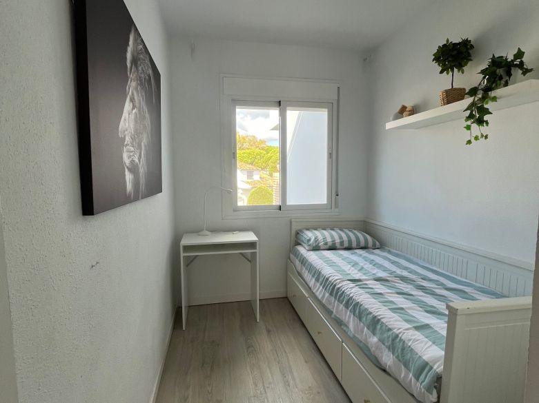 luminoso y acogedor dúplex de tres dormitorios y dos baños en Nueva Andalucía