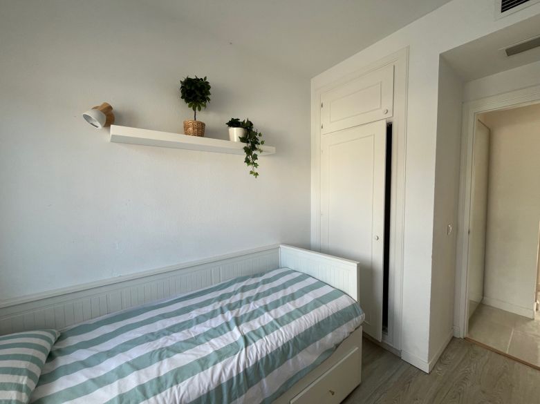 luminoso y acogedor dúplex de tres dormitorios y dos baños en Nueva Andalucía