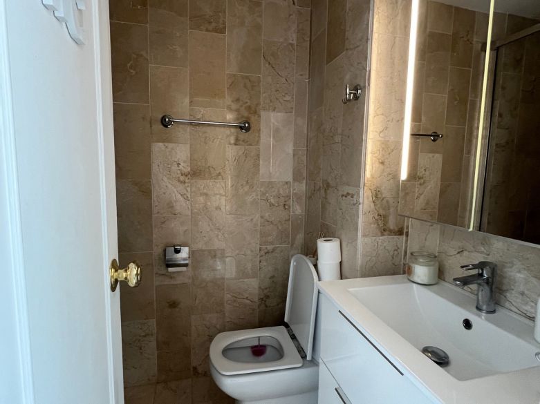 luminoso y acogedor dúplex de tres dormitorios y dos baños en Nueva Andalucía