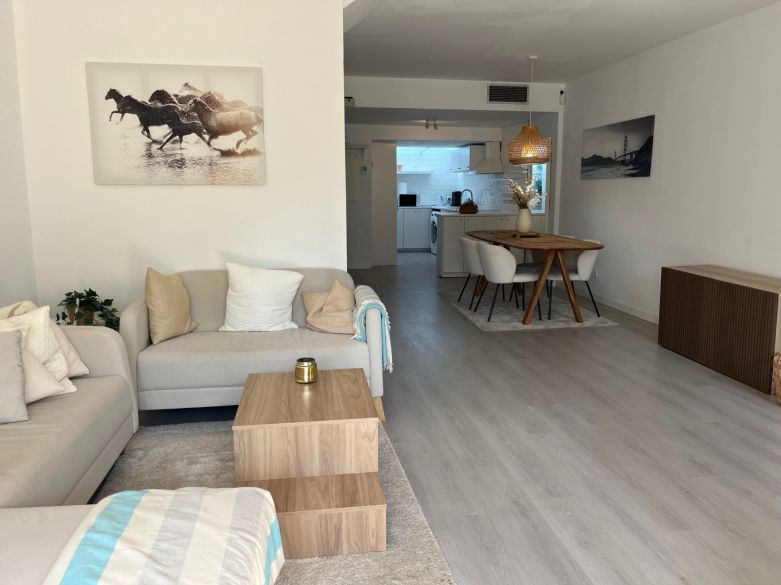 luminoso y acogedor dúplex de tres dormitorios y dos baños en Nueva Andalucía