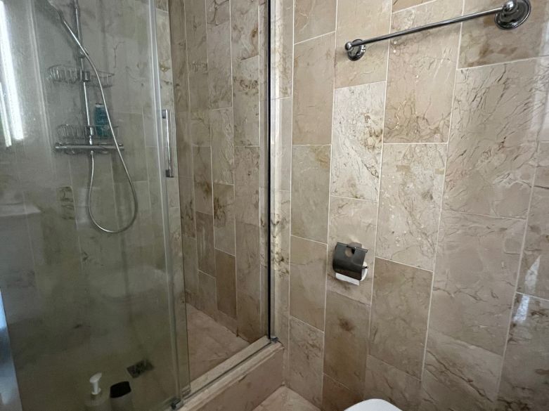 luminoso y acogedor dúplex de tres dormitorios y dos baños en Nueva Andalucía