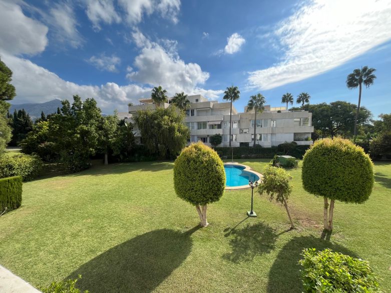 luminoso y acogedor dúplex de tres dormitorios y dos baños en Nueva Andalucía