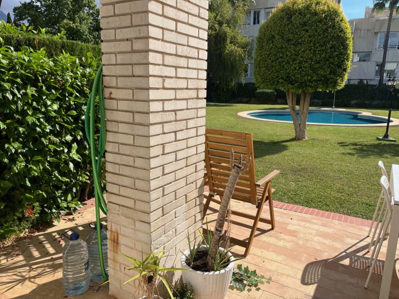 luminoso y acogedor dúplex de tres dormitorios y dos baños en Nueva Andalucía