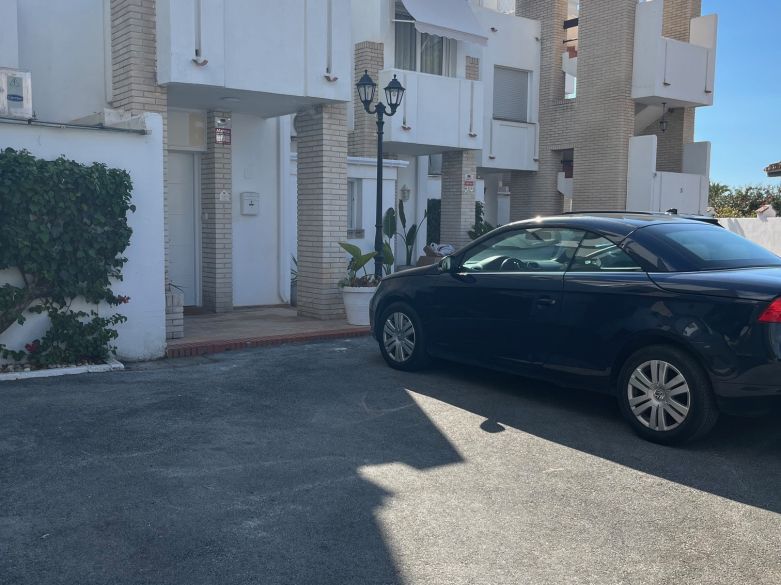 luminoso y acogedor dúplex de tres dormitorios y dos baños en Nueva Andalucía