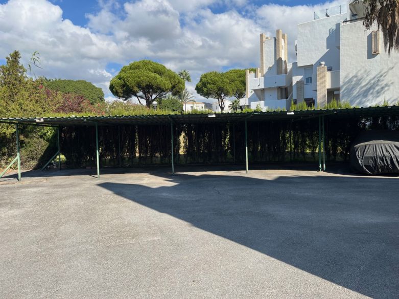 luminoso y acogedor dúplex de tres dormitorios y dos baños en Nueva Andalucía