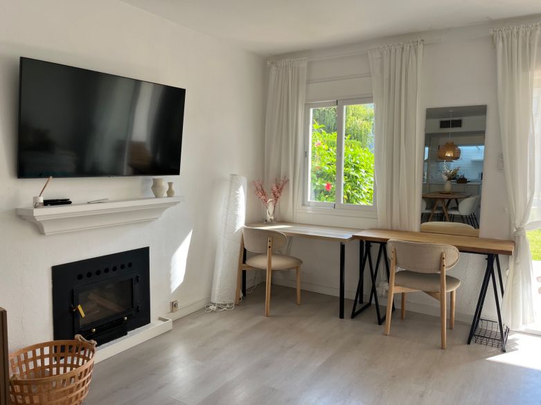 luminoso y acogedor dúplex de tres dormitorios y dos baños en Nueva Andalucía