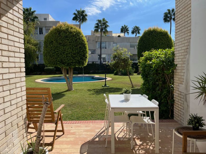 luminoso y acogedor dúplex de tres dormitorios y dos baños en Nueva Andalucía