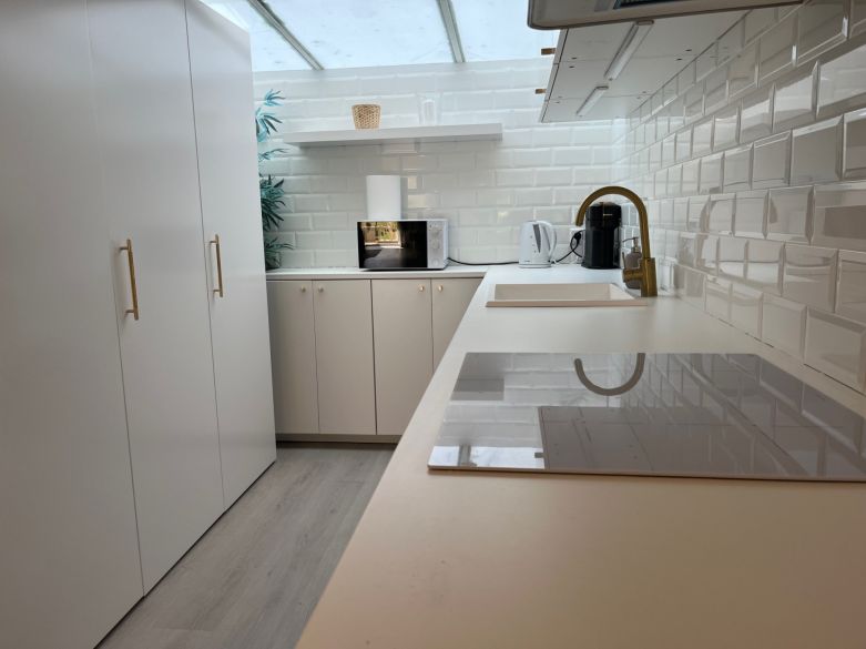 luminoso y acogedor dúplex de tres dormitorios y dos baños en Nueva Andalucía