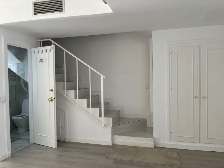 luminoso y acogedor dúplex de tres dormitorios y dos baños en Nueva Andalucía