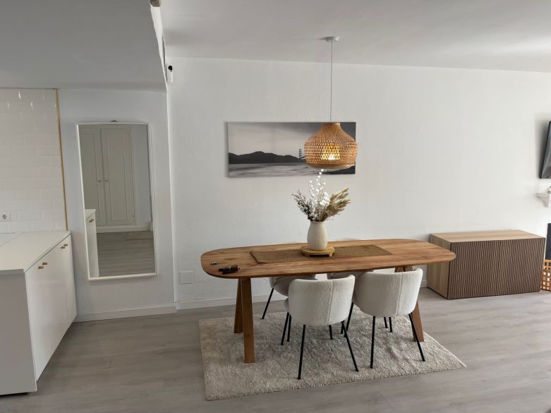 luminoso y acogedor dúplex de tres dormitorios y dos baños en Nueva Andalucía