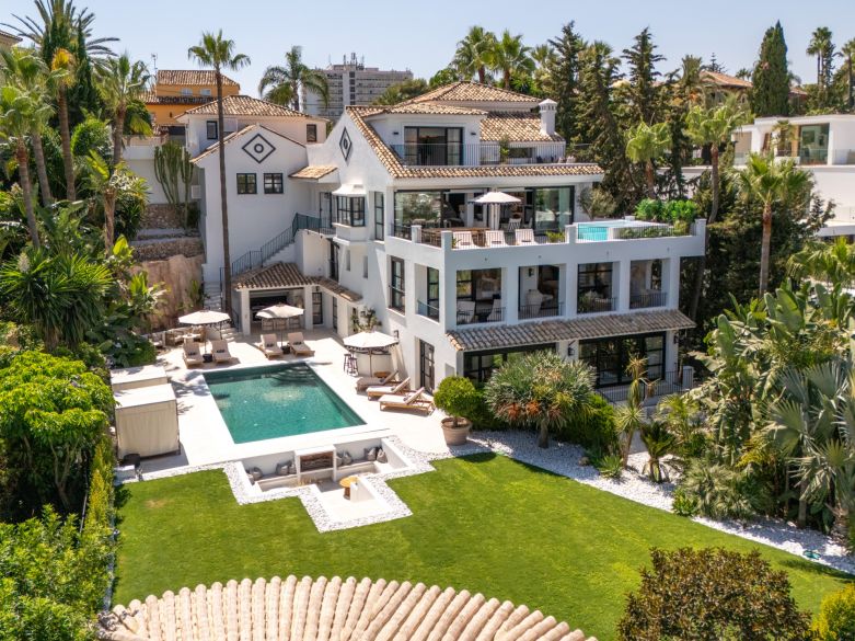 Exceptional Villa Steps from Puerto Banús & World-Class Golf
