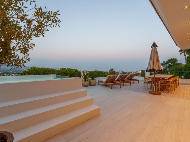 Excepcional villa a pasos de Puerto Banús y de campos de golf de clase mundial