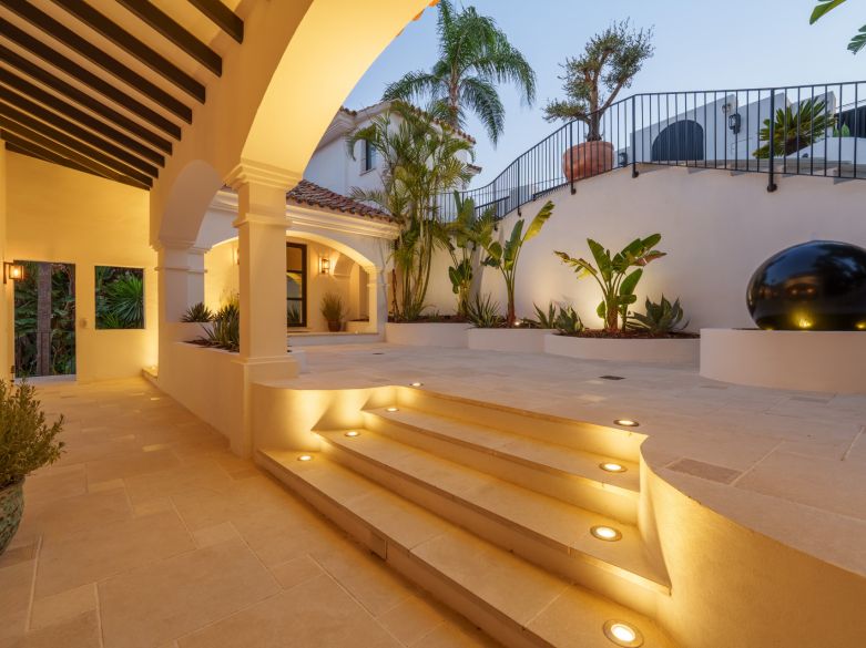 Excepcional villa a pasos de Puerto Banús y de campos de golf de clase mundial