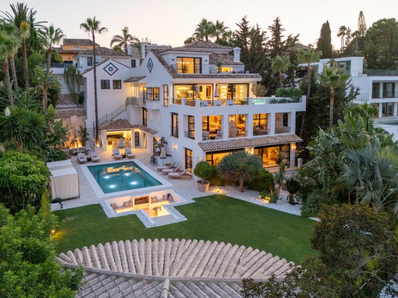 Excepcional villa a pasos de Puerto Banús y de campos de golf de clase mundial