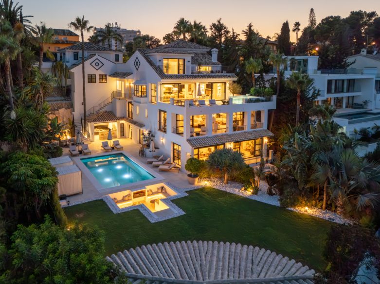 Excepcional villa a pasos de Puerto Banús y de campos de golf de clase mundial