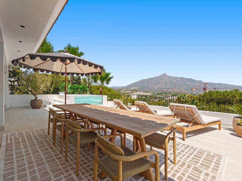 Excepcional villa a pasos de Puerto Banús y de campos de golf de clase mundial