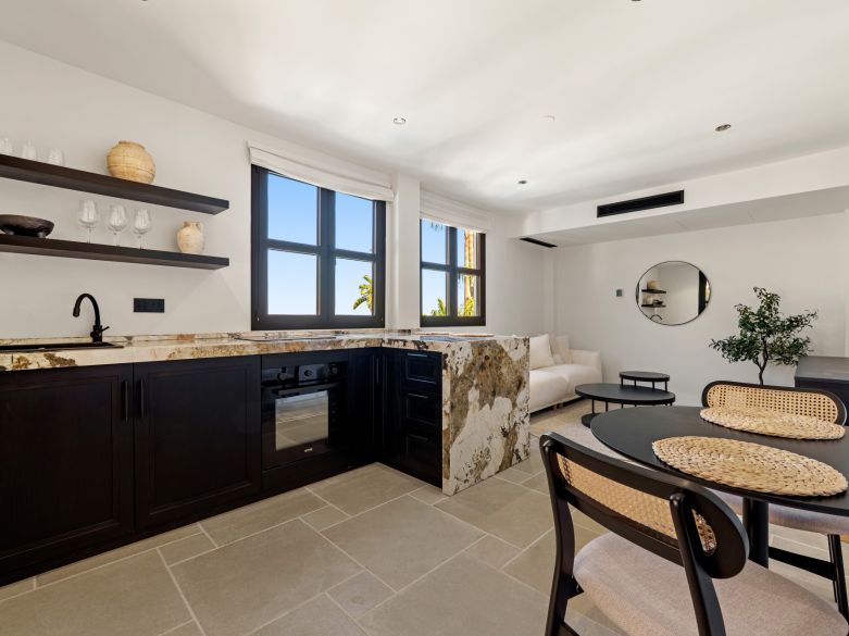 Excepcional villa a pasos de Puerto Banús y de campos de golf de clase mundial