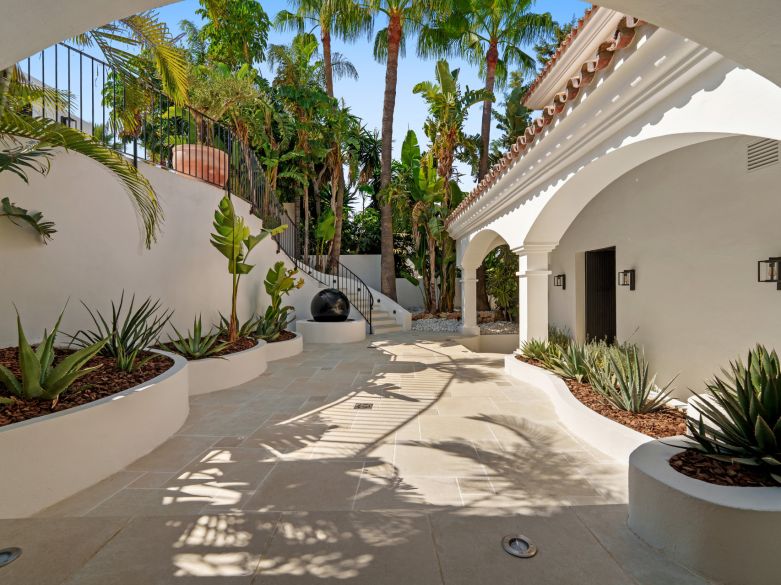 Excepcional villa a pasos de Puerto Banús y de campos de golf de clase mundial