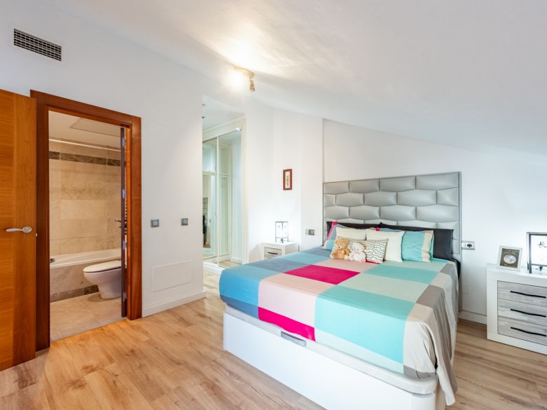 Refurbished 4-Bedroom Penthouse with Panoramic Mountain Views in San Pedro de Alcántara