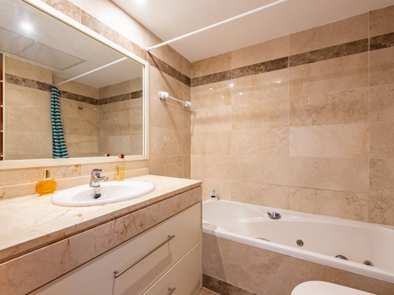 Refurbished 4-Bedroom Penthouse with Panoramic Mountain Views in San Pedro de Alcántara