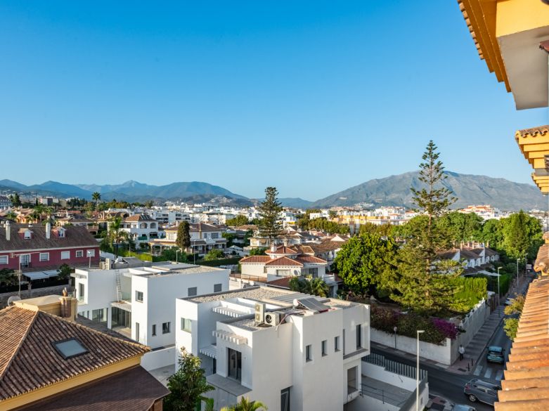Refurbished 4-Bedroom Penthouse with Panoramic Mountain Views in San Pedro de Alcántara