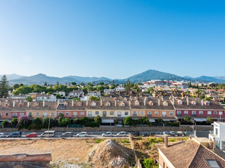 Refurbished 4-Bedroom Penthouse with Panoramic Mountain Views in San Pedro de Alcántara