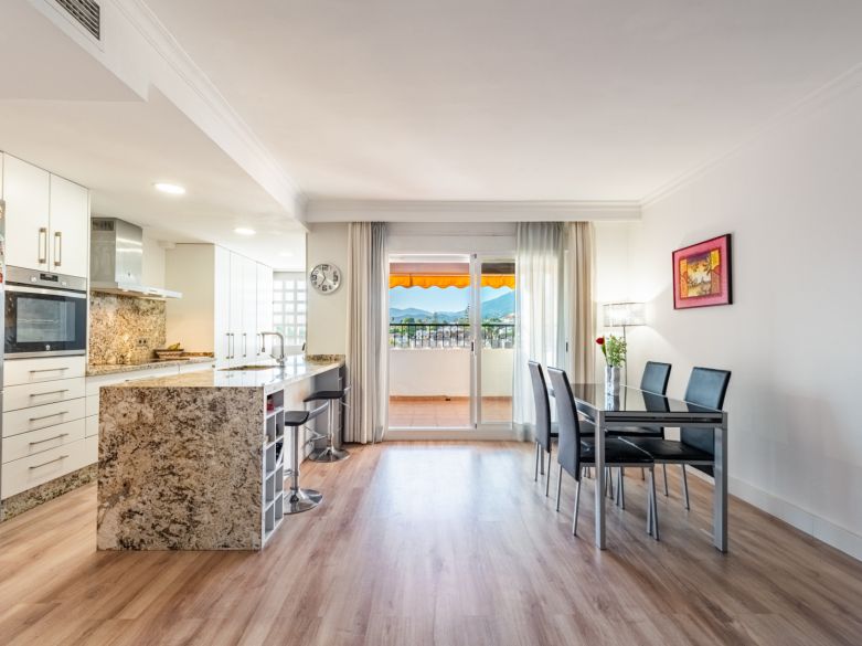 Refurbished 4-Bedroom Penthouse with Panoramic Mountain Views in San Pedro de Alcántara