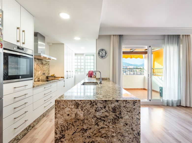 Refurbished 4-Bedroom Penthouse with Panoramic Mountain Views in San Pedro de Alcántara
