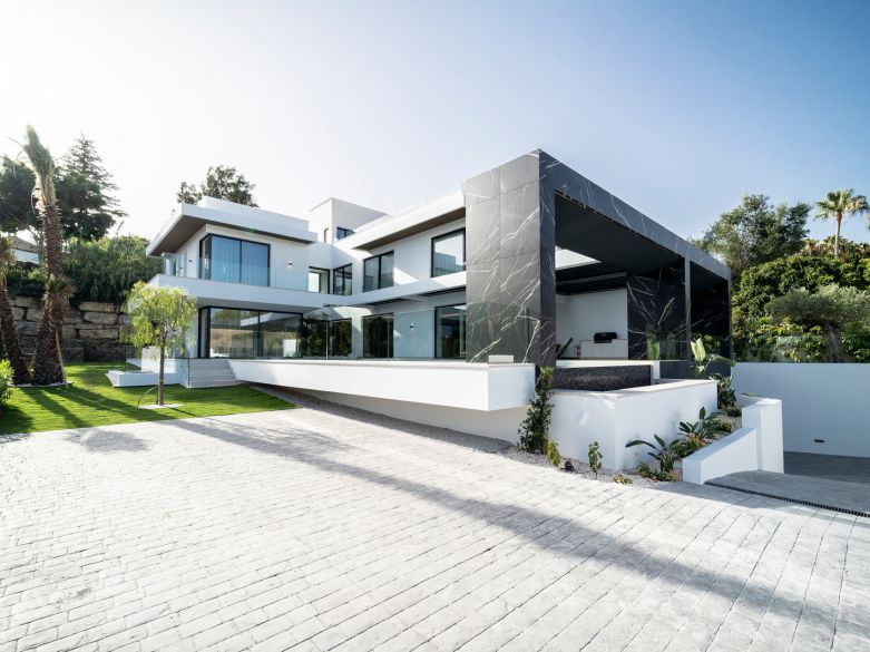 El Paraíso Alto Villa with Panoramic Views, Infinity Pool & Wellness Suite