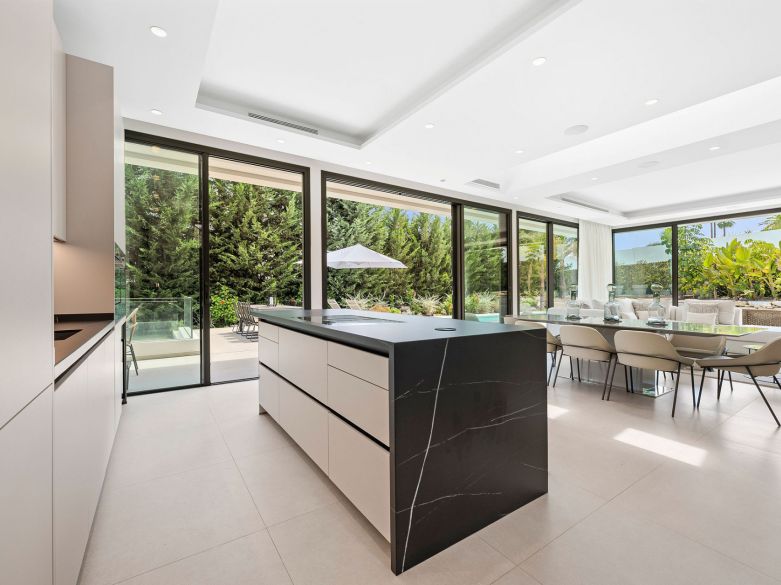 Lujo Mediterráneo Moderno en La Cerquilla, Nueva Andalucía