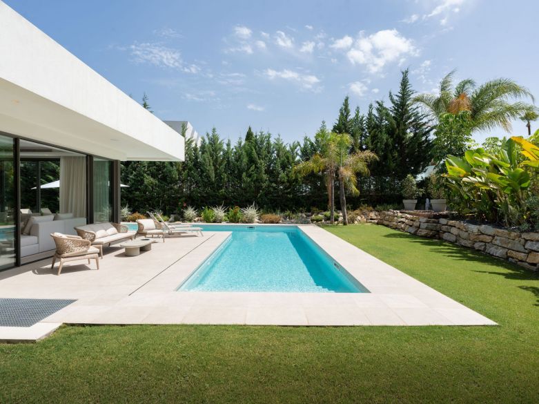 Lujo Mediterráneo Moderno en La Cerquilla, Nueva Andalucía