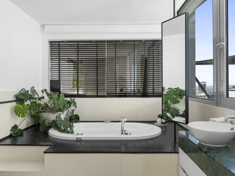 Elegancia moderna con vistas panorámicas en la prestigiosa Sierra Blanca