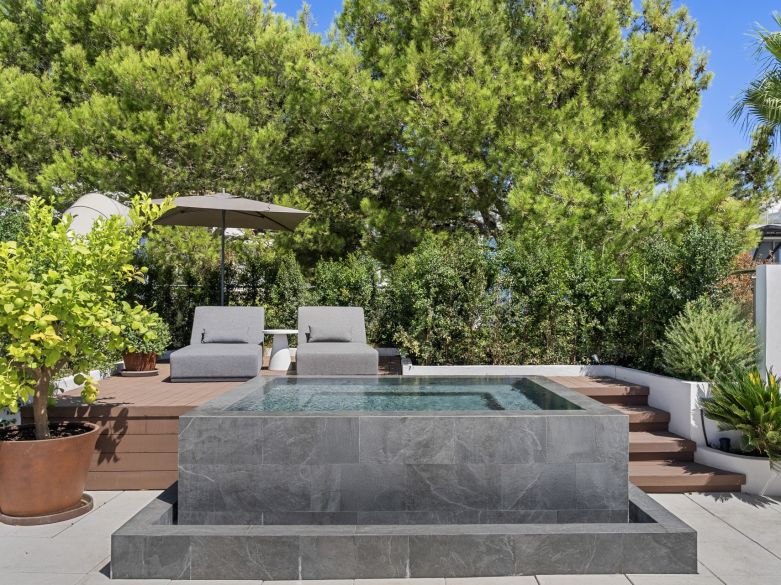 Elegancia moderna con vistas panorámicas en la prestigiosa Sierra Blanca