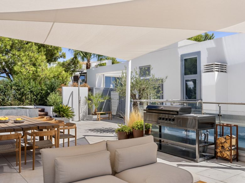 Elegancia moderna con vistas panorámicas en la prestigiosa Sierra Blanca