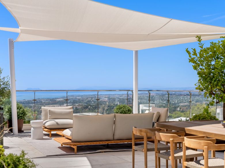 Elegancia moderna con vistas panorámicas en la prestigiosa Sierra Blanca