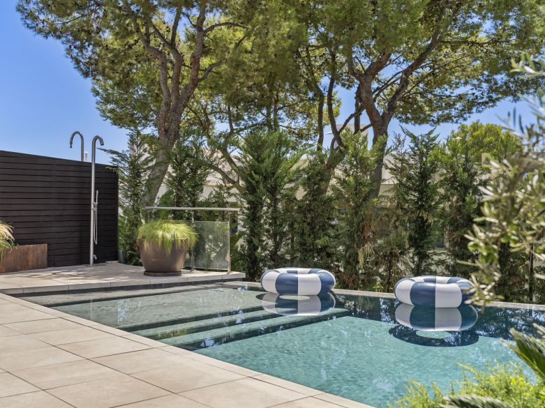 Elegancia moderna con vistas panorámicas en la prestigiosa Sierra Blanca