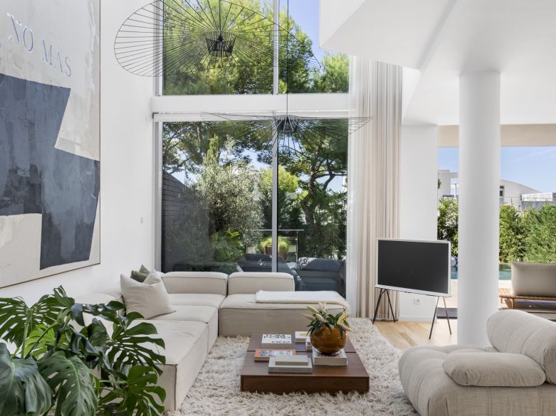 Elegancia moderna con vistas panorámicas en la prestigiosa Sierra Blanca